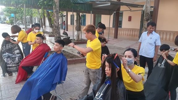 Các thành viên Câu lạc bộ Cắt tóc từ thiện thuộc Học viện Thẩm mỹ SPA-Viện KAIA tổ chức cắt tóc cho học sinh Trung tâm Giáo dục, dạy nghề người khuyết tật tỉnh Nghệ An.